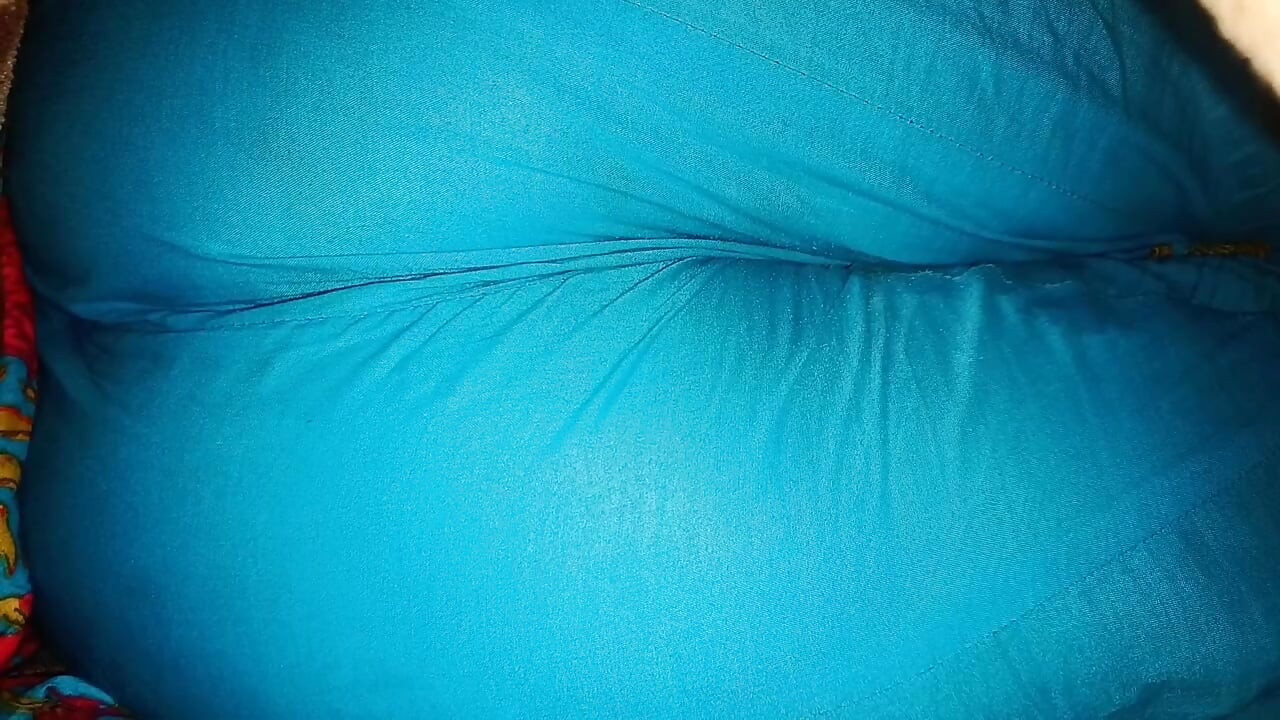Soe bhabhi ki mast gaand per hath phera.