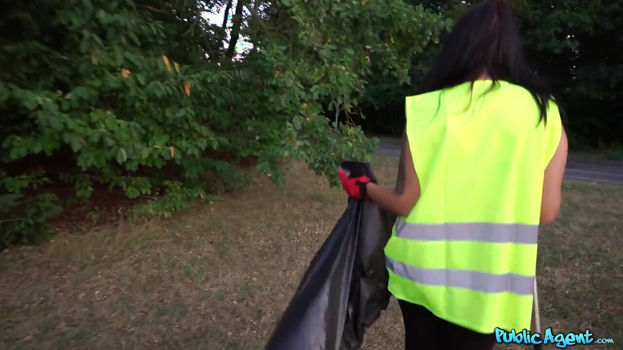 Agent publiczny - drobna ślicznotka zbiera śmieci, ale okazało się, że Jennifer Mendez zatrzymuje się na szybki