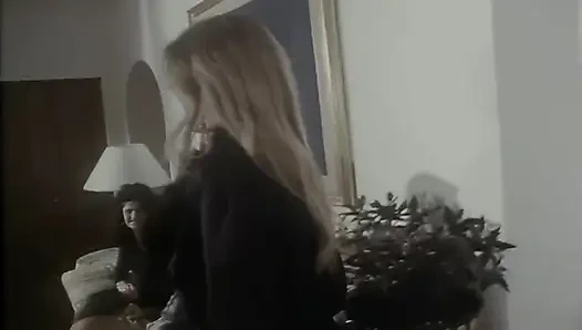 Moana Ve Kariyer Sürtük Arkadaşları Penis Emiyor Ve Her Delikten Alıyor