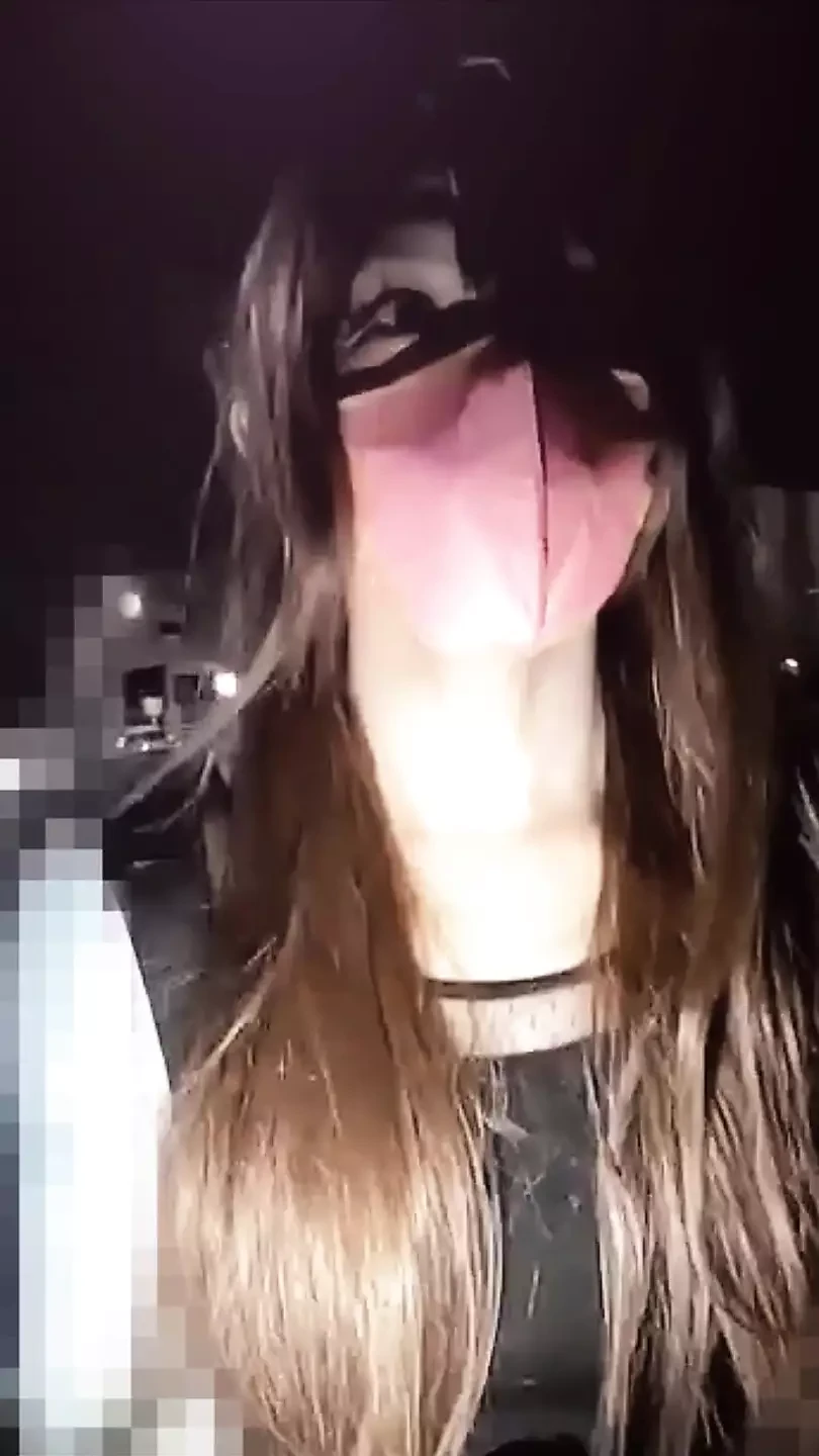Individual shooting Video in which the daughter of a perverted man in a mad mad out of a tree