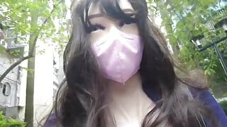 FemaleMask девушка носит силиконовую женскую шкуру за улицей