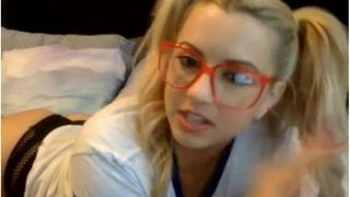 Lexi Belle chattet vor der Webcam