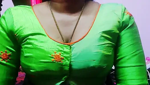 Ateşli ve sulu Hintli kadın evli oğlanla aldatıyor