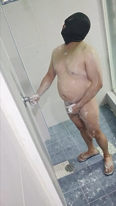 Kijk naar mijn hele lichaam terwijl ik in het hotel een lekker bad neem voordat ik op reis ga.