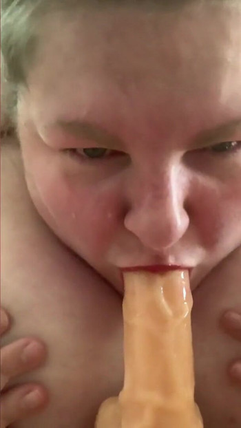 Emotivni trenutak iz "SSBBW MrsApple Ekstremno gušenje dildom. Ponižena debela kurva s velikim sisama Crystal slini na igračku"