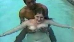 胖美女萨曼莎在游泳池里被干（由satanika制作）