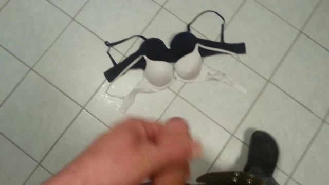 Auf die BHs meiner Frau gespritzt