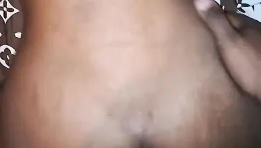 Niki'nin tatlı kalçalarını yargılıyorum