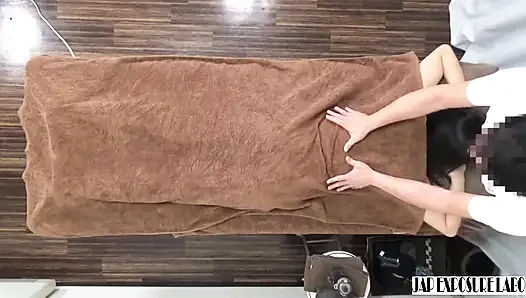 Tekrar rezervasyon onaylandı, çabasız tarzı cesur, kendine güvenen bir varlıkla sürpriz yapıyor