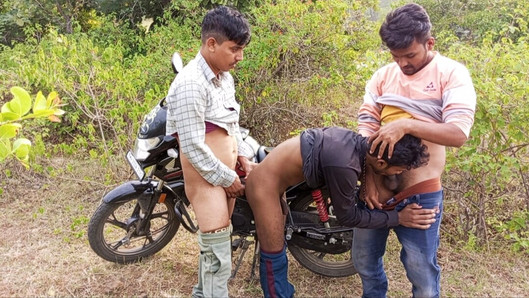 Indisch trio homofilms in het Hindi - een jonge jongen komt met een fiets naar het bos en belt zijn vrienden - Hindi