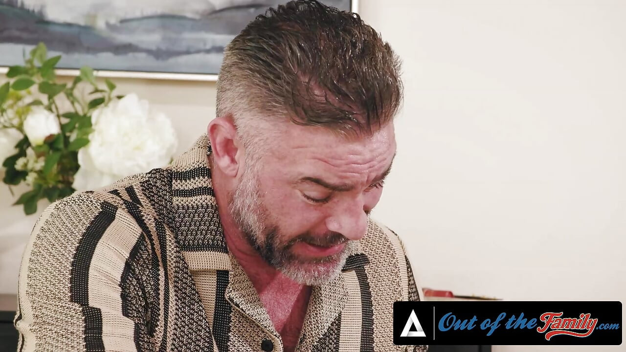 OUT OF THE FAMILY - ティーンのエヴァ・ニックスがテーブルの下でのいたずらなフェラチオがディナーを継父の三人セックスに変える