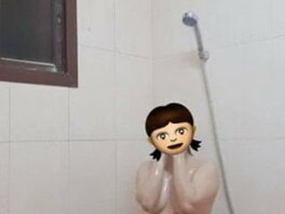 Une fille blanche danse dans la salle de bain
