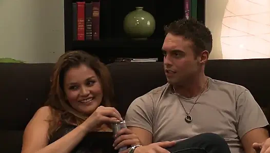 Gamer ucubesi kız arkadaşının gerçek bir adamla sikişmesini izlemek zorunda!