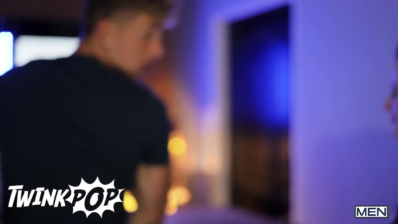 Joey Mills ve Felix Fox sevgilisiyle sinemaya gidiyor ama sonunda birlikte sikiliyorlar - twink pop