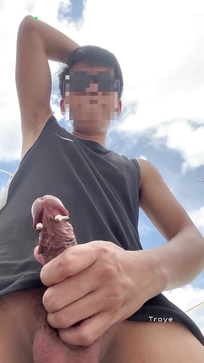 Con cu trẻ châu Á xỏ lỗ tĩnh vật