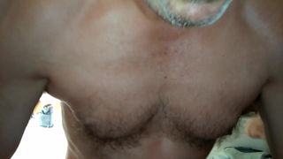 Behaarter Papi mit heißem Bart arbeitet an meinem Loch