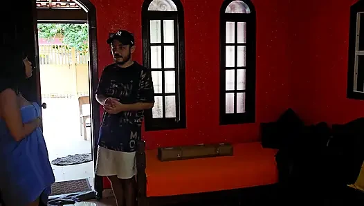 Pria pengiriman meniduri kami dengan keras setelah kami menunjukkan kepadanya payudara kami