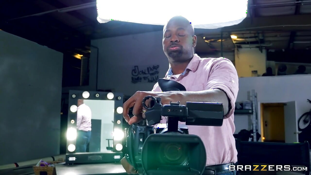 Brazzers - Johnny Sins Wants to Fuck the Hot Production Assistant Kissa Sins Instead of the Pornstar