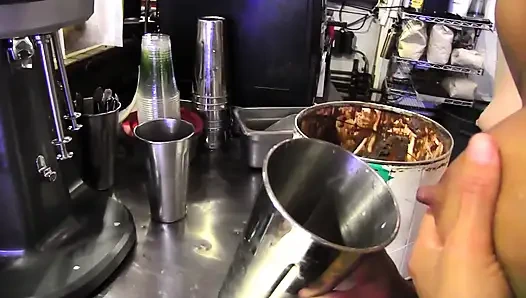 Dua tanggul di dapur bermain es krim