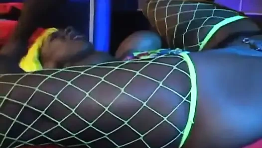 Sarı saçlı çarpıcı zenci model parti sırasında sikini deliklerine sokuyor