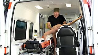 Elle prend la bite dans l'ambulance