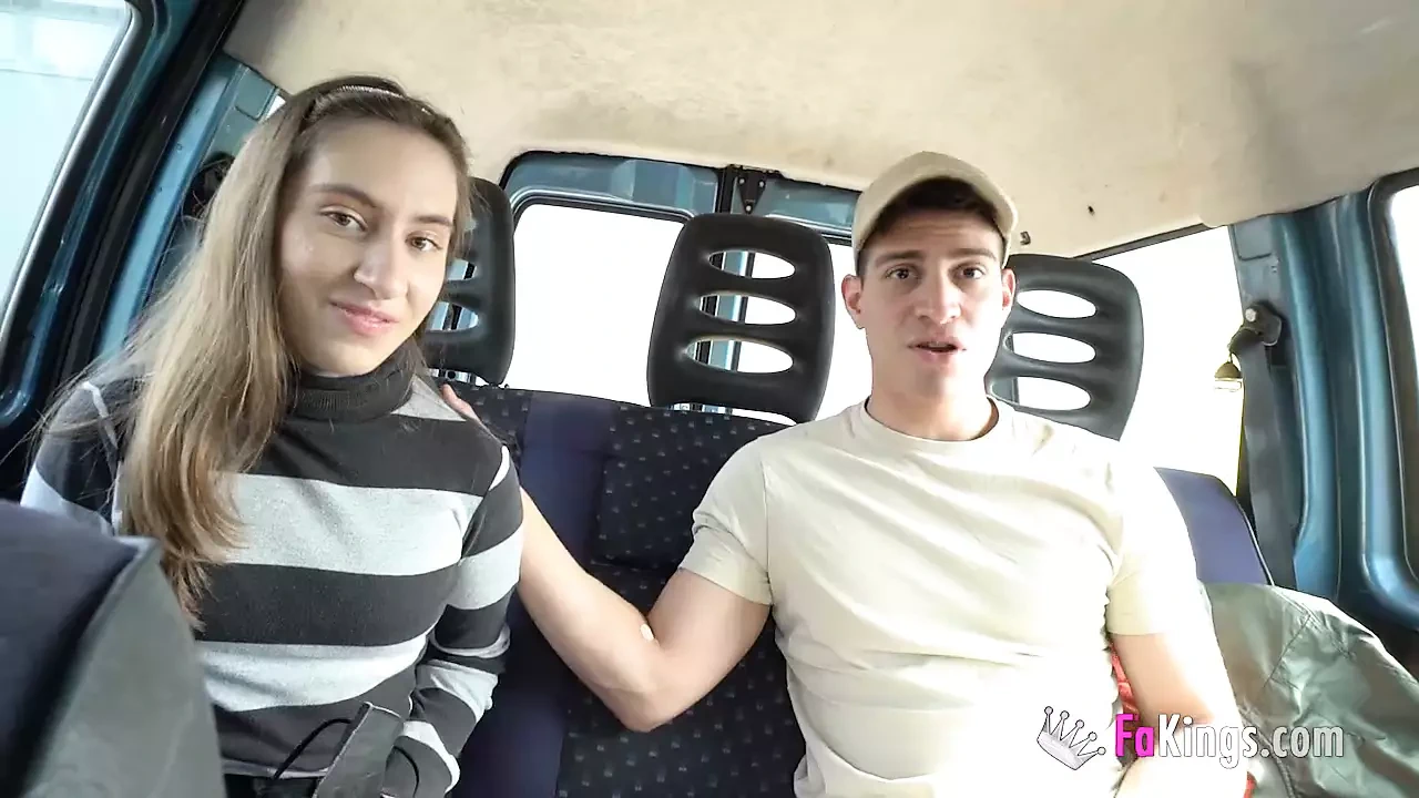 18岁素人女郎在色情片中的第一天：从户外钻孔开始