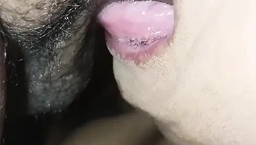 Sie lutschte seinen Penis, ohne ihn aus der Kehle zu nehmen und hielt nur auf, wenn er völlig weich war.