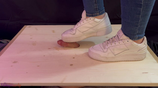 Sneaker schiacciata dal cazzo e trattamento post sperma con la tavola del pene