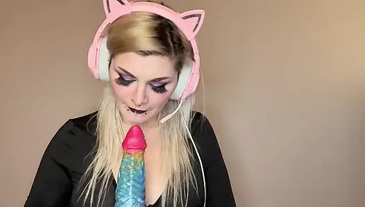 Oyuncu kız canavar dildoyla sikişiyor ve fışkırtıyor