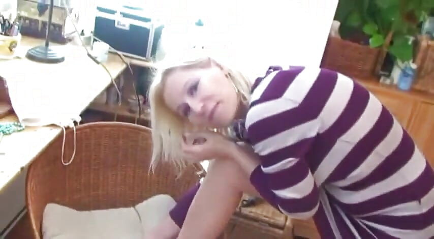 Toenails painting to blue