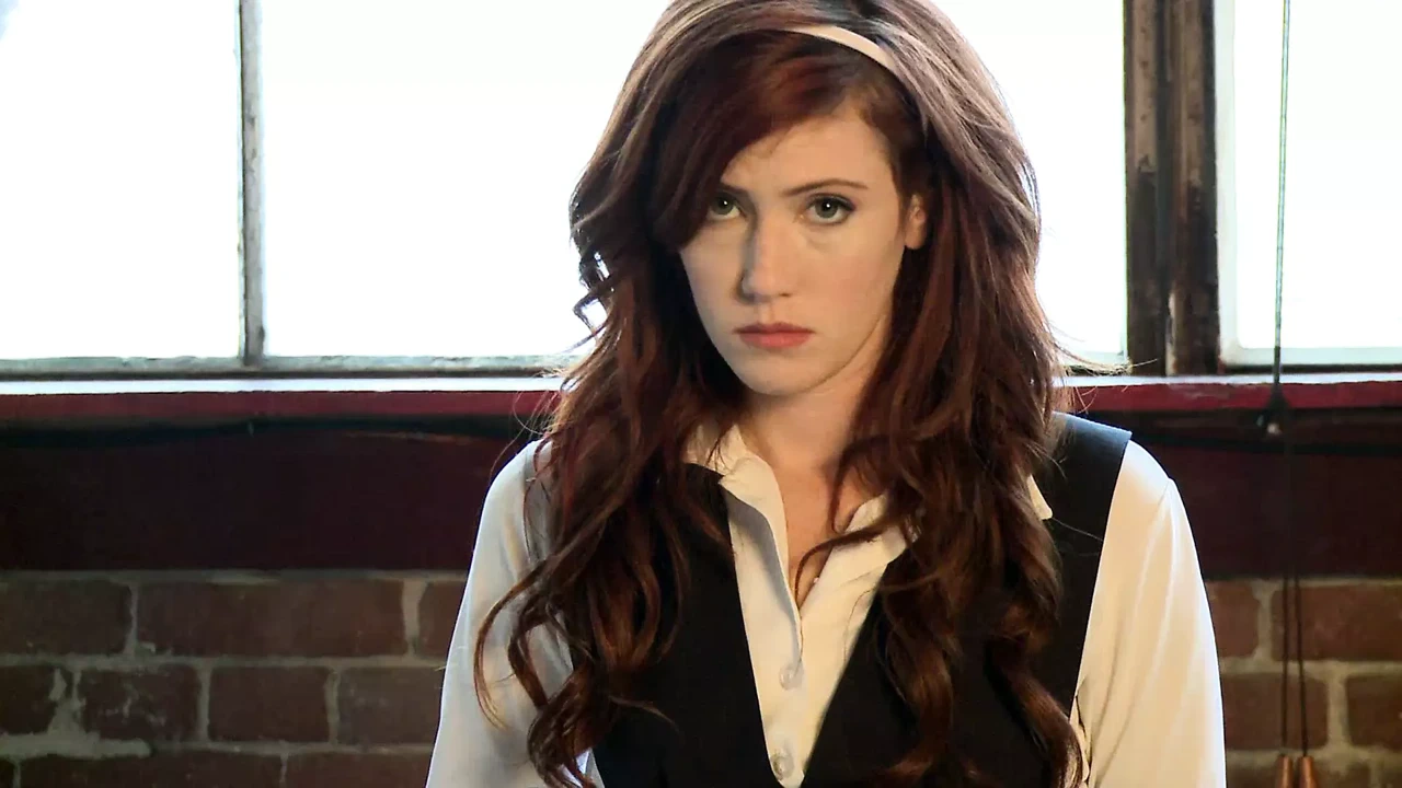 她是一个淫荡的女孩，她需要被打屁股