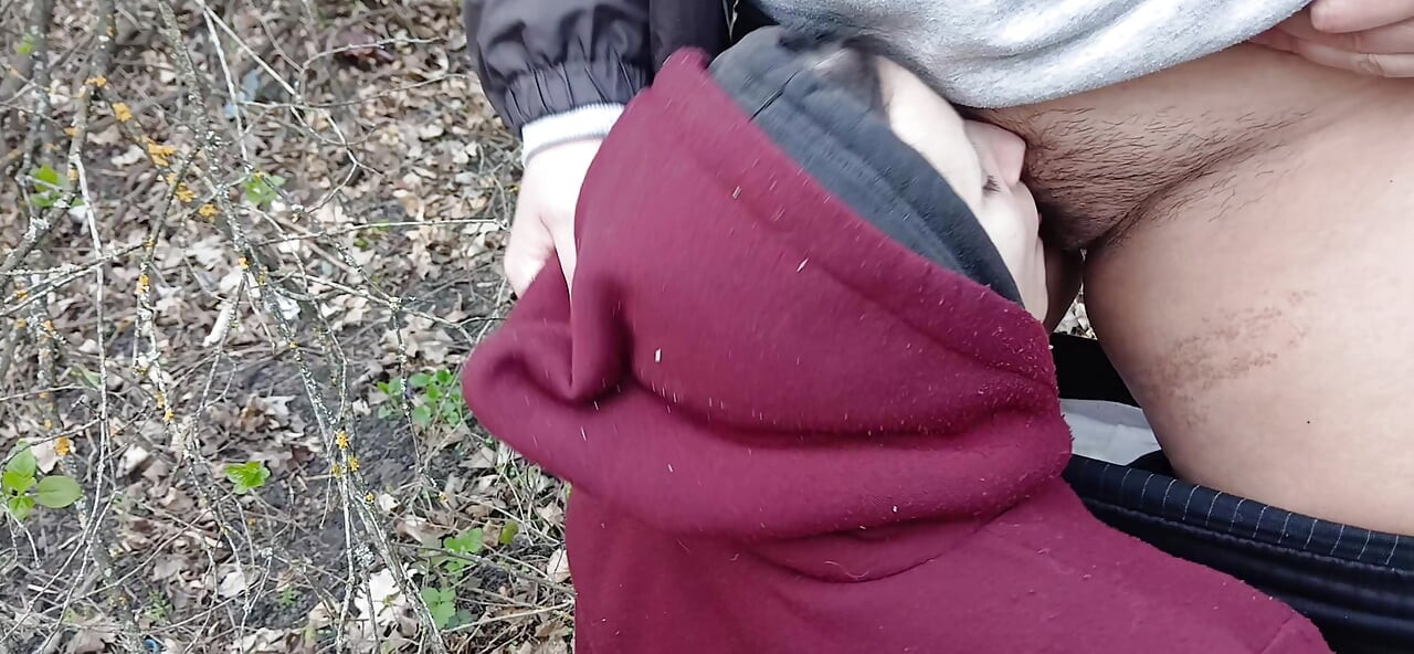 Eu faço xixi e fodo meu amante na boca na floresta para que minha esposa não nos pegue