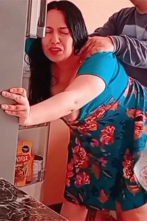 她去冰箱, 他们发现她在厨房做爱