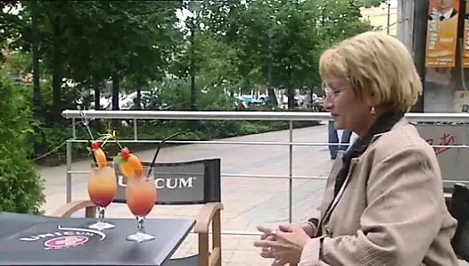 Blonde Herzzerbrecherin Verführt Hengste Beim Wilden Couch-fick