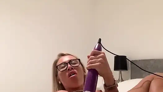 Doxy si cewek doxy lagi asik muasin memeknya pakai stoking ketat sampai orgasme