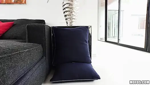 Jangan istirahat aku - kristen scott mungkin kecil, tapi cewek imut ini suka kontol monster!