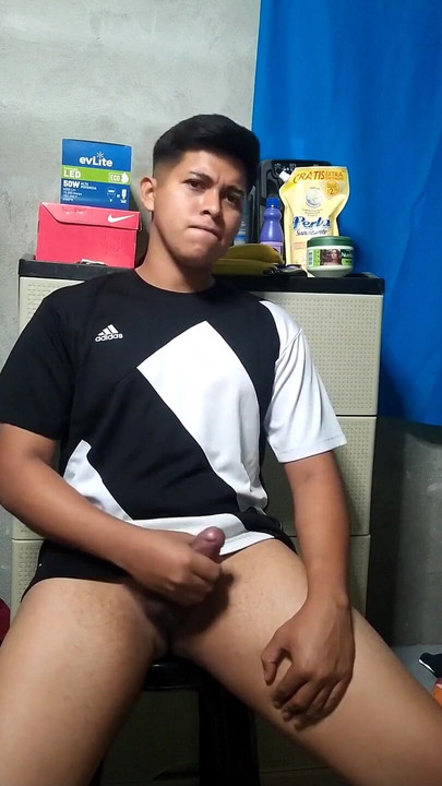 アラン・トーカーズは彼の部屋で自慰行為をする1