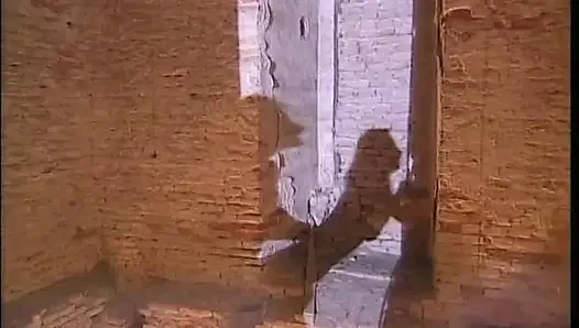 Блондинка, трахающая пальцами ее киску в древней башне, находит член для траха