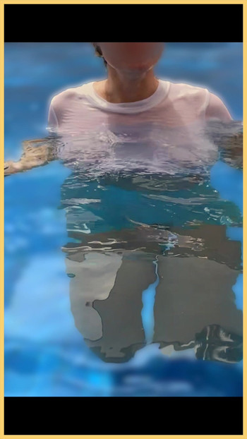 Une chemise mariée mouillée dans la piscine avec des seins parfaits sans soutien-gorge