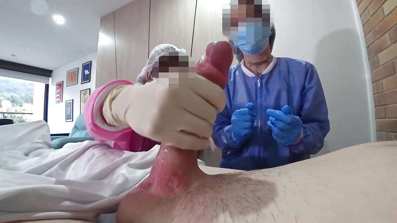 Deux infirmières ont décidé d’essayer ma nouvelle bite en pratique à l’hôpital