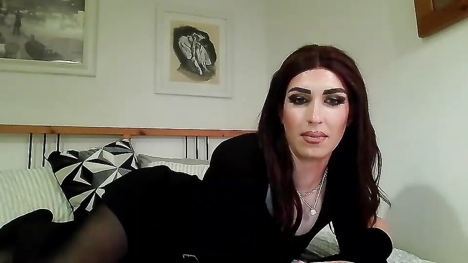 Crossdresser dengan celana ketat dan celana dalam di kamera