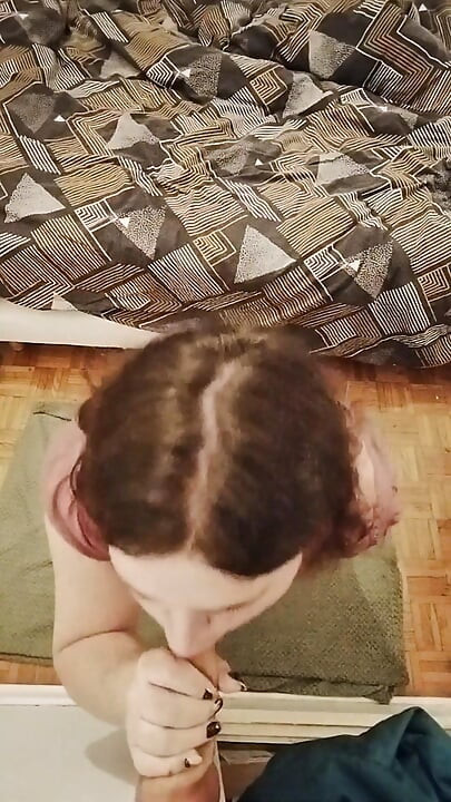 Симпатичная тинка играет с реалистичным дилдо