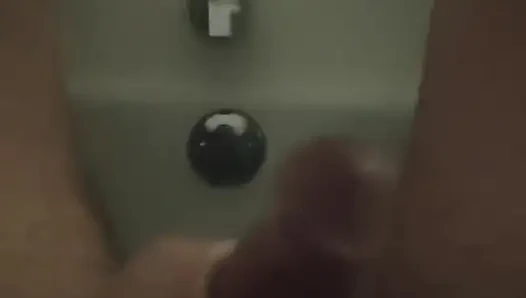 Gece geç saatlerde küvette solo mastürbasyon
