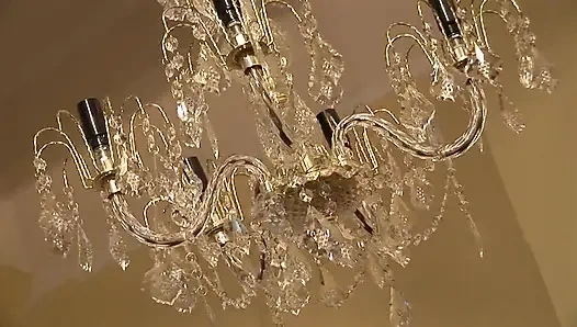 Çılgın kadın ajan kanepede yakışıklı bir dedektifle sikişiyor