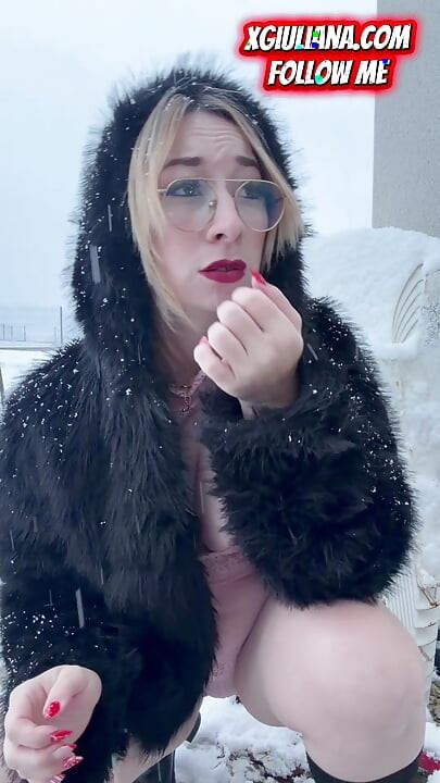 ג'וליאנה הדילדו הזה וזה מרגיש טוב תחת השלג בנורמנדי