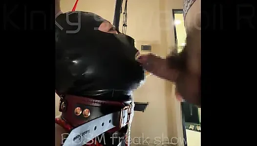 Sapık köledoll r vol.019: lastik maskeli bir kadın anal kancayla askıya alındı ve sakso çekiyor...
