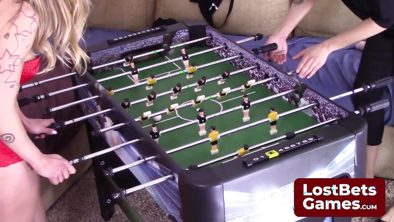 Dwóch najlepszych przyjaciół nawiguje w tej komediowej grze Strip Foosball