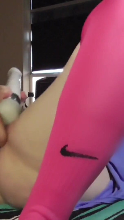 手淫帮助假阳具大鸡巴和振动器大声呻吟高潮摇晃的热金发性感可爱完美的阴户 | 短片 1