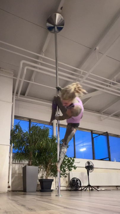Do you like my new pole trick ? FOllow me for more now.