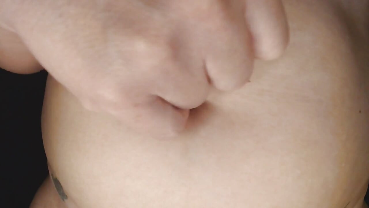 Belly Button khi chơi với cái bụng lắc lư